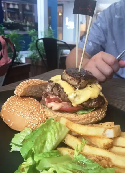 鵝肝味唔算好濃，亦好在唔濃，所以仍然食到牛肉既味道，牛肉質素唔錯，夠juicy！芝士唔夠出色，可能係渣貨，同樣個包烘得唔夠～