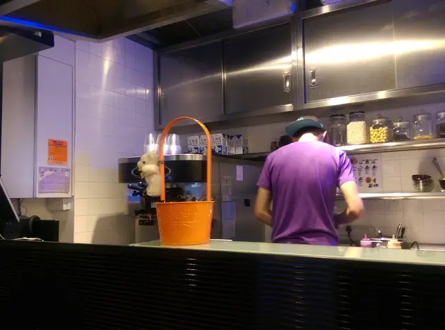 約黃昏時分，店內一名員工在開放式廚房內打點一切。看到我進店內，店員馬上遞上圖文並荗的餐牌。