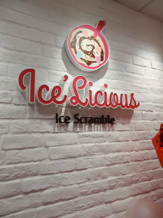 舖位窄而長,勝在白色磚牆身,簡潔鮮明!