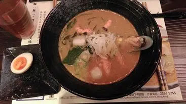 招牌龍蝦湯什錦海鮮墨魚麵一入口湯底濃郁又夠熱,好好味,湯質很厚,但又不會太咸,很正宗的龍蝦湯什錦海鮮墨魚麵 ,做得頗出色, 吃得滿足,麵條則用上直身幼麵, 掛湯能力不俗仲要超美味