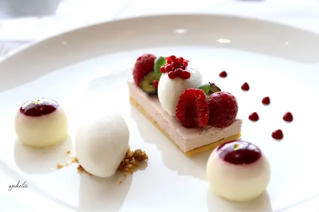 雜莓慕斯配草莓珍珠及藍莓奶凍