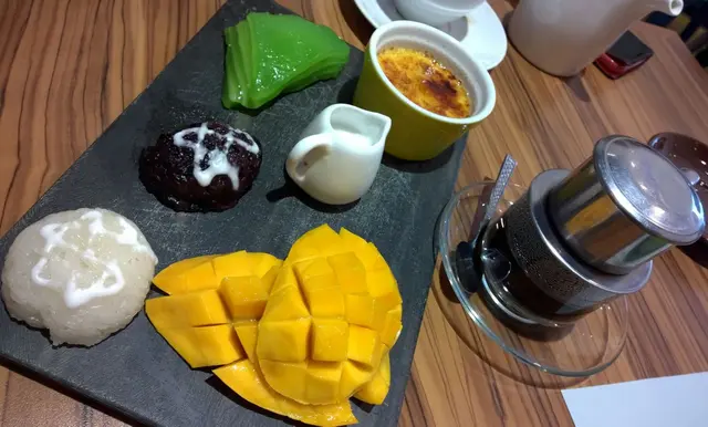 甜品拚盆 + 越南滴漏咖啡