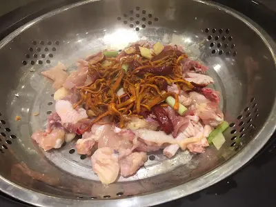 蟲草花蒸新鮮雞