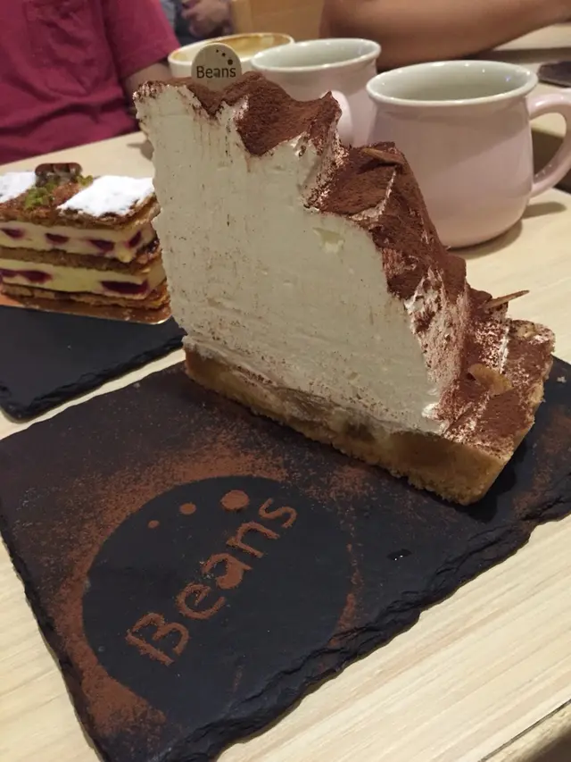 哩個批餅底做得很好，香蕉拖肥的配搭冇得輸，但面的cream 真的多了太多....忍唔住切走一半唔要