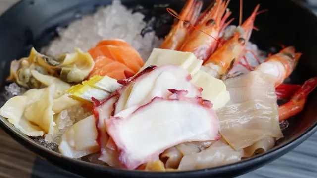 各類刺身都是十分新鮮的，三文魚肥美，北寄背鮮甜，而甜蝦及帶子（帆立背）刺身更屬於優等，不可錯過。