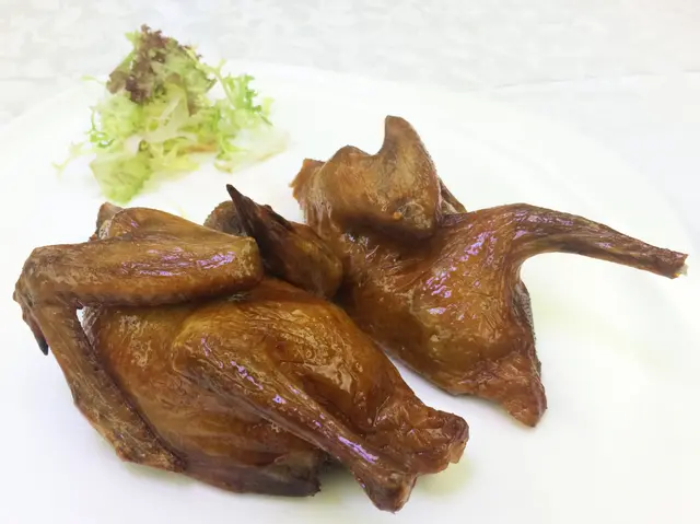 燒頂鴿充滿肉汁,肉質好嫩!