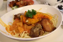 烧鸡扒南瓜扁意粉配印式烤鸡汁