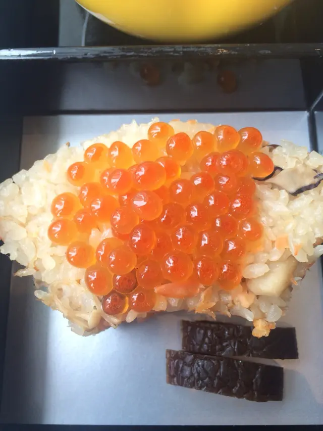 聽講師傅係用40分鐘煮飯後再焗，好似製作㷛仔飯...食嘅時候仲係熱架！