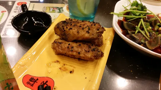 雞翼表面有水,濕淋淋的,很難吃