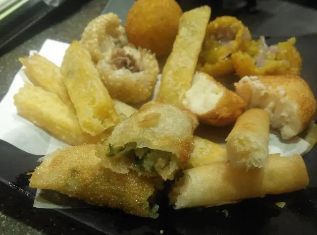 拌入了不少蔬菜，令餃子炸後內裏仍鎖著菜肉汁。