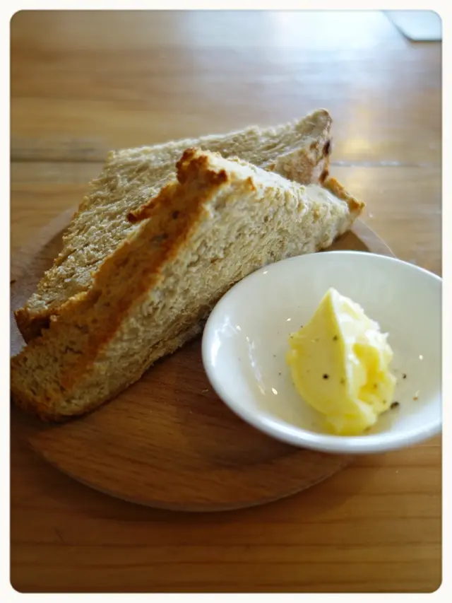 暖烘烘的麥包配灑有海鹽的牛油