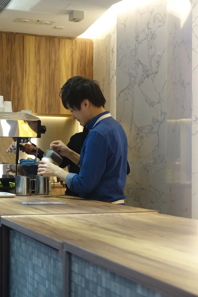 店內有專業咖啡師坐鎮，即席以熟練手法把咖啡拉花