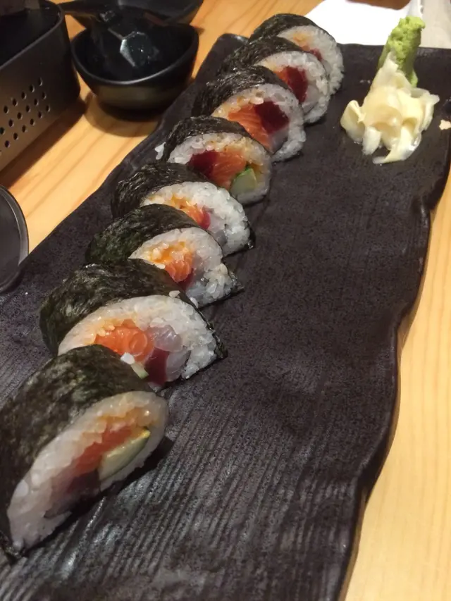 份量多，裡面刺身足料，飽肚！