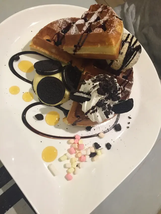 Cookies & cream waffle