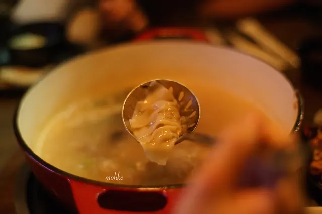 用蝦膠、魚肚及重要的蟹粉,令味道豐富,咬開時,就像湯包在口裏爆出來