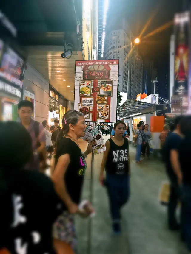 冒死偷影樓下舉牌亞姐，唔係佢我都冇機會食好野！