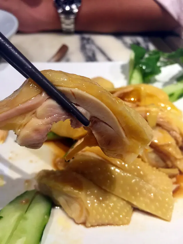 海南雞非常滑而且有雞味，皮同肉中間更加有一層薄薄既脂肪，正！