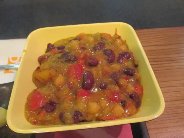 個咖哩汁混入素食材料如蘿蔔，紅豆同薯仔。個咖哩汁唔算好辣。個飯混入咖哩汁。