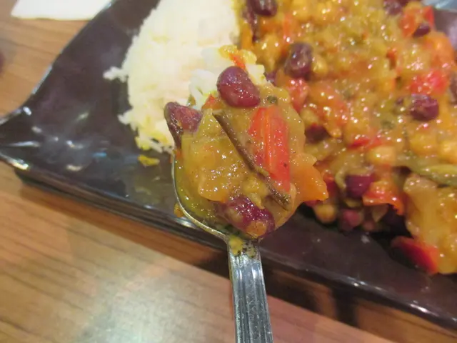 個咖哩汁混入素食材料如蘿蔔，紅豆同薯仔。個咖哩汁唔算好辣。個飯混入咖哩汁。