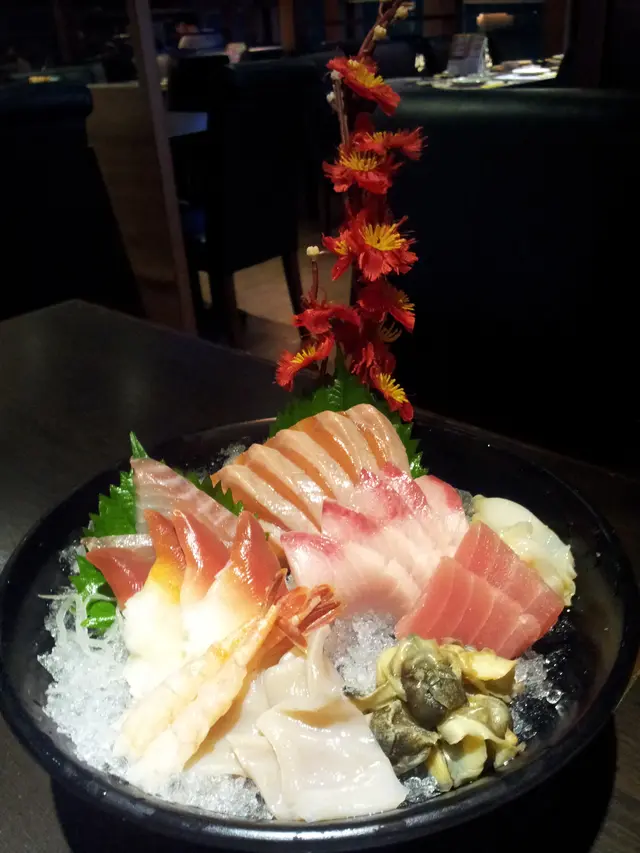 三文魚值得一讚 ~ 夠肥美，油脂分佈又夠均勻。