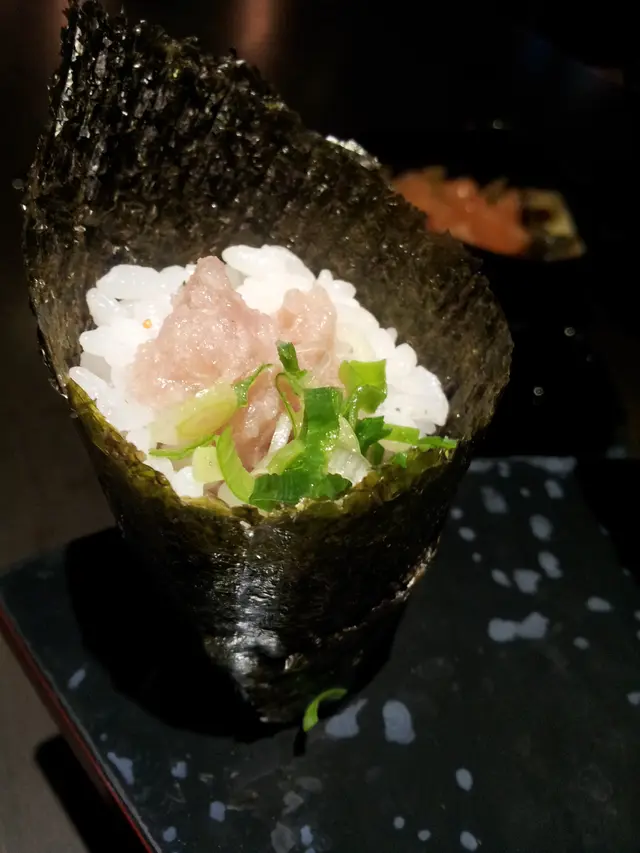 好新鮮的吞拿魚腩手卷