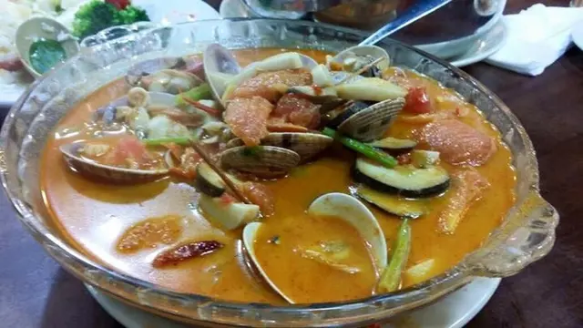 冬陰公湯底入味！花䖬原全吸收晒冬陰公味！我地之後再加左個米線撈埋個湯食！好味