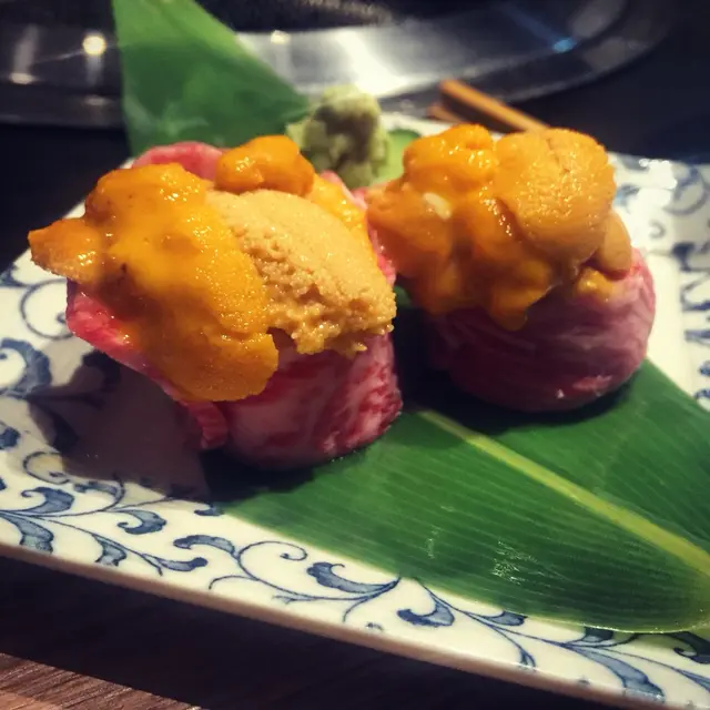 用新鮮和牛切片來代替紫菜再配上厚厚的馬糞海膽,單是賣相已經很吸引!這個壽司一口吃最棒,香濃的海膽在口腔內溶化,加上和牛的鮮甜味,兩者真是絕配!