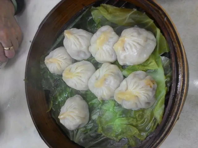 無記錯係$38有10隻，唔係皮薄的式果種小籠包style...但多肉包滿，食完好滿足，又抵食!!!!