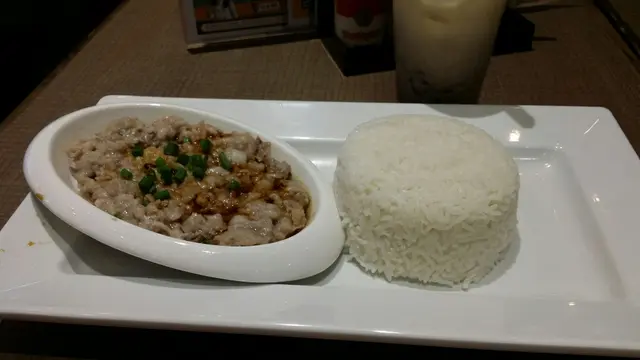 是日過了午市,但仍然有這個中式套餐,有住家feel的蒸肉餅飯,買相西式,比一般茶餐廳美觀!食落確實有切小塊的土魷,幾惹味,送飯不錯!而白飯似絲苗米,幾軟滑,不會散硬!但可惜豬肉有筋,馬蒂乾硬了一點。