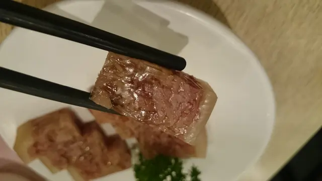 湯凍爽口得過了頭,沒有高湯的味道,口感更像在吃魚膠粉做的湯凍