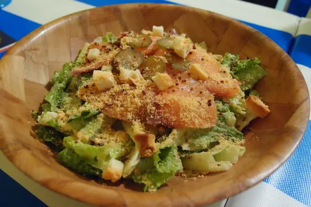 煙三文魚配凱撒沙律