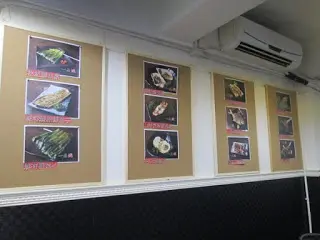 牆上掛了一些菜式的相片