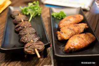 秘製醬燒雞中翼（右）