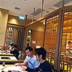 枱與枱之間非常闊落，一貫高級日本餐廳格局，同果D「扮高級野」之流絕對唔可同日而語！