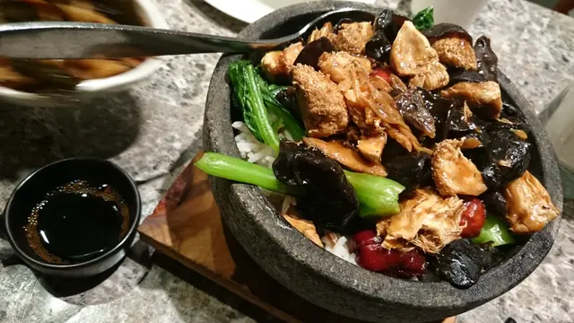 金針雲耳蒸猴頭菇煲仔飯