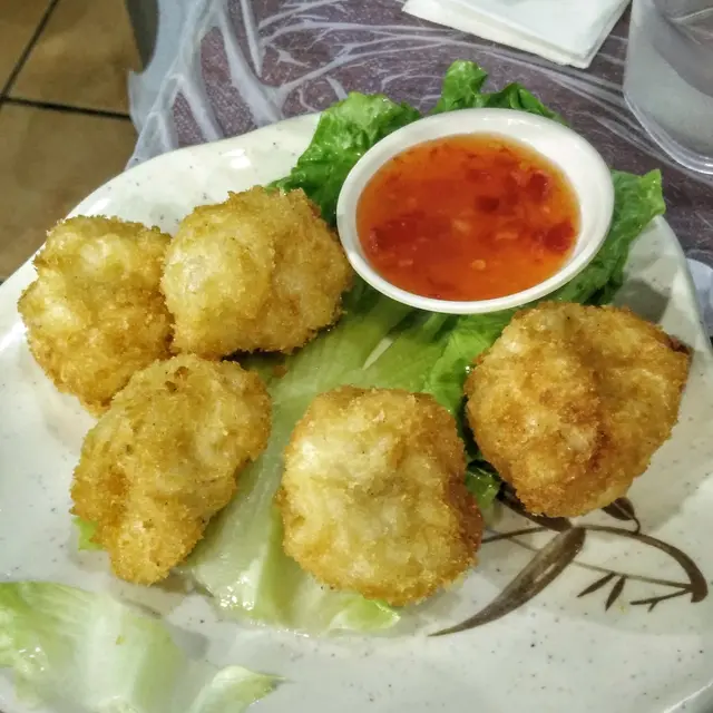 蝦餅買相粗糙，蝦餅像蝦球，但剛上鍋，熱騰騰，有蝦味，彈牙，值得推介