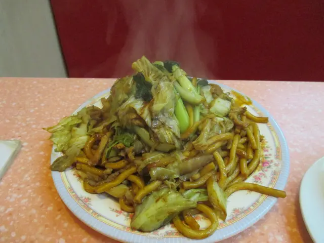 碟粗炒好大碟。多汁但無油份。完全唔係上海街頭粗炒風味。 食落去肉絲少。粗麵好彈牙。豉油味啱啱好。