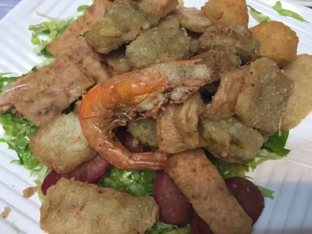 入面包含炸蝦、炸紅腸、炸午餐肉（我估）、炸魚（我估），樣樣都好香口，多人食一人一件唔錯！