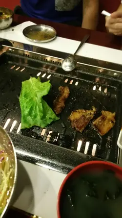 肉麻麻地。。。但醬汁淡而無味。 湯好似洗菜水咁。。。