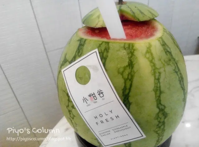 整球迷你西瓜捧著喝，份量和霸氣十足。