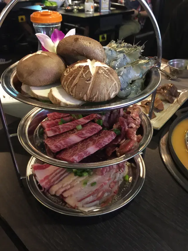 牛/豬套餐2,岩3-4人食既,如果唔太大食的確好夠,特別推薦佢既雪花牛,食完係會想再叫既