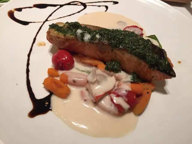 輕煎羅勒醬三文魚配白酒忌廉汁