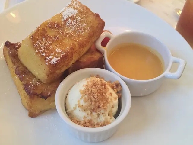 法式梳乎蛋多士配鮮果及雪糕