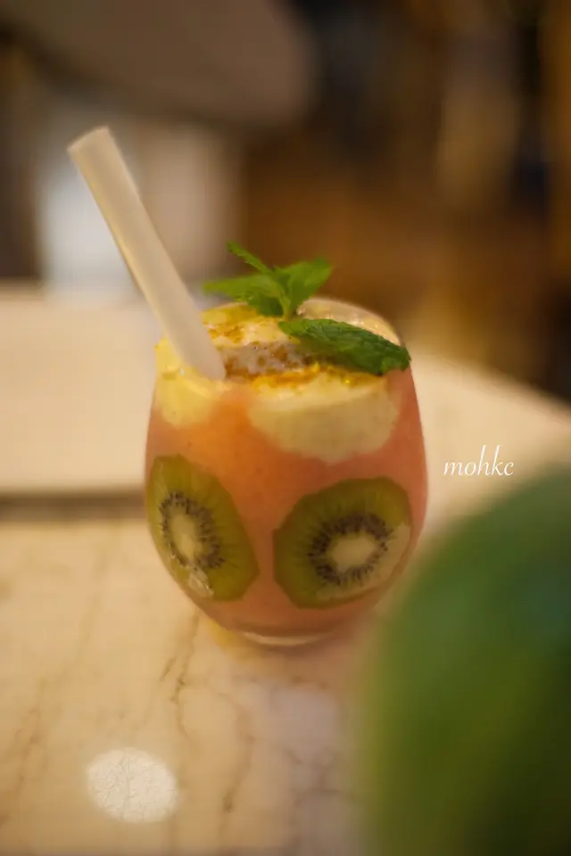 用士多啤梨、菠蘿、百香果及乳酪做成