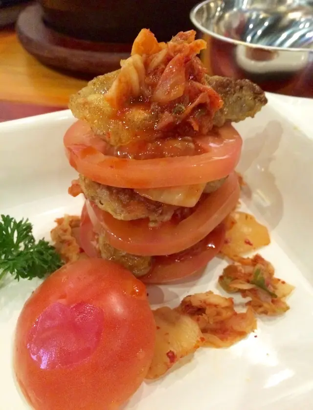 一層鵝肝一層蕃茄一層泡菜