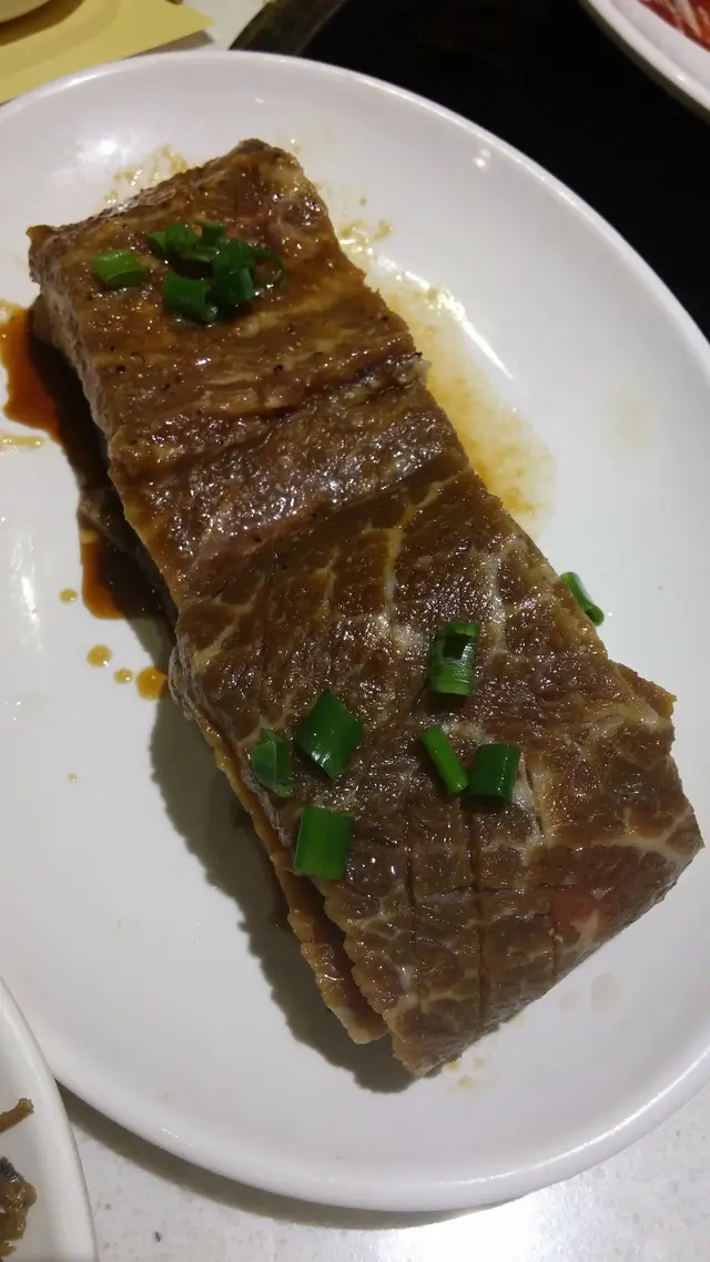 長長一卷牛肋骨肉在爐面攤開,看著油花漸漸消散,我們明白動筷之時愈近