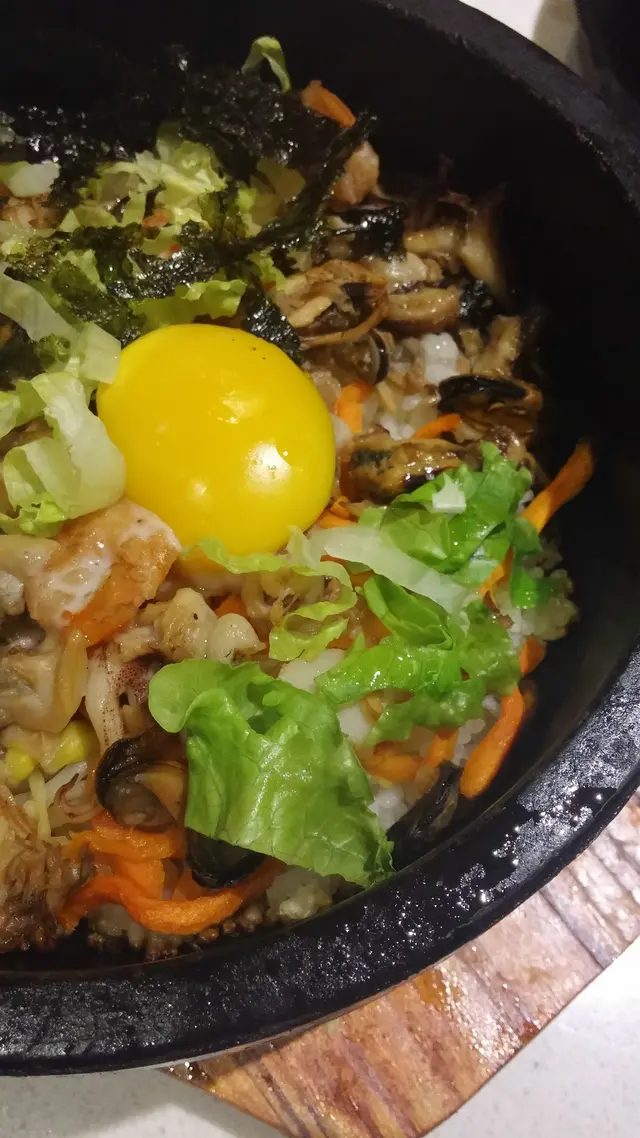 食材佈得滿密不見飯底,菜絲之餘,海鮮料比起坊間不少韓國餐廳更下得足