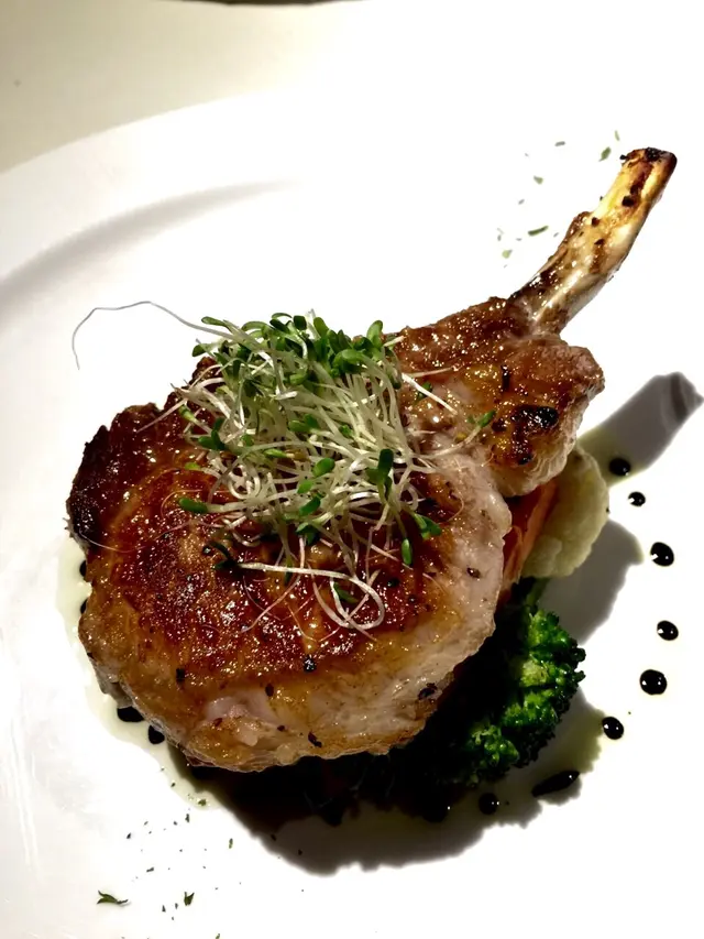 烤西班牙雪花黑毛豬配蘋果黑醋汁($468)