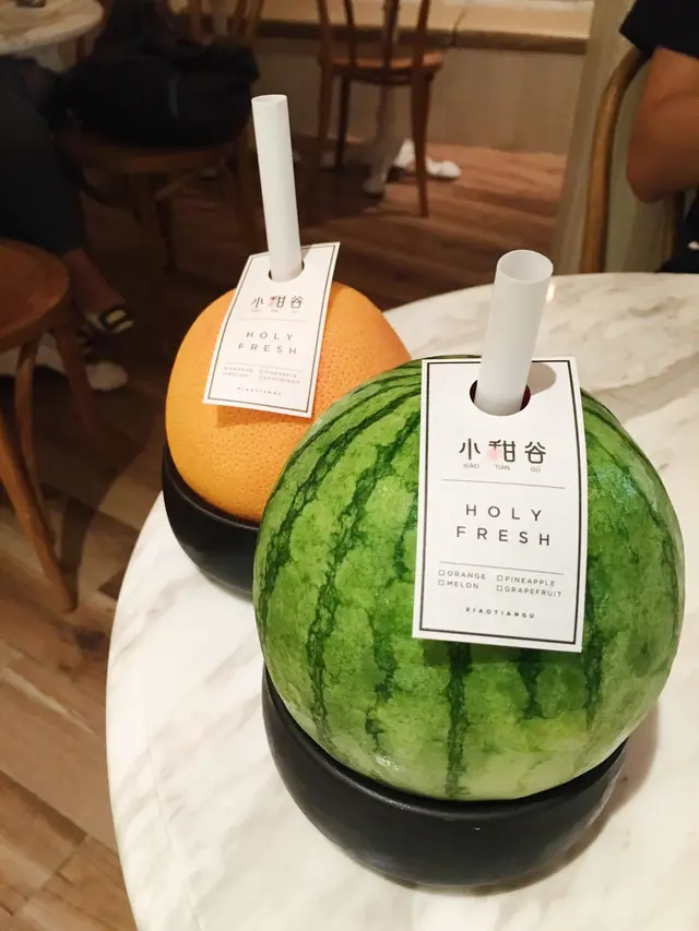 原個水果裝著鮮榨果汁，非常可愛