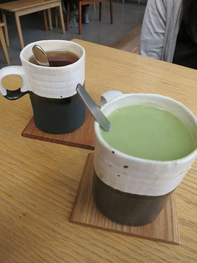 前抹綠奶茶,後蘋果茶